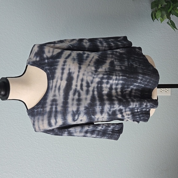 Young Fabulous & Broke Tops - Young Fabulous & Broke Split Back Chiffon 3/4 sleeves Top Blue Tie Dye Sz Large